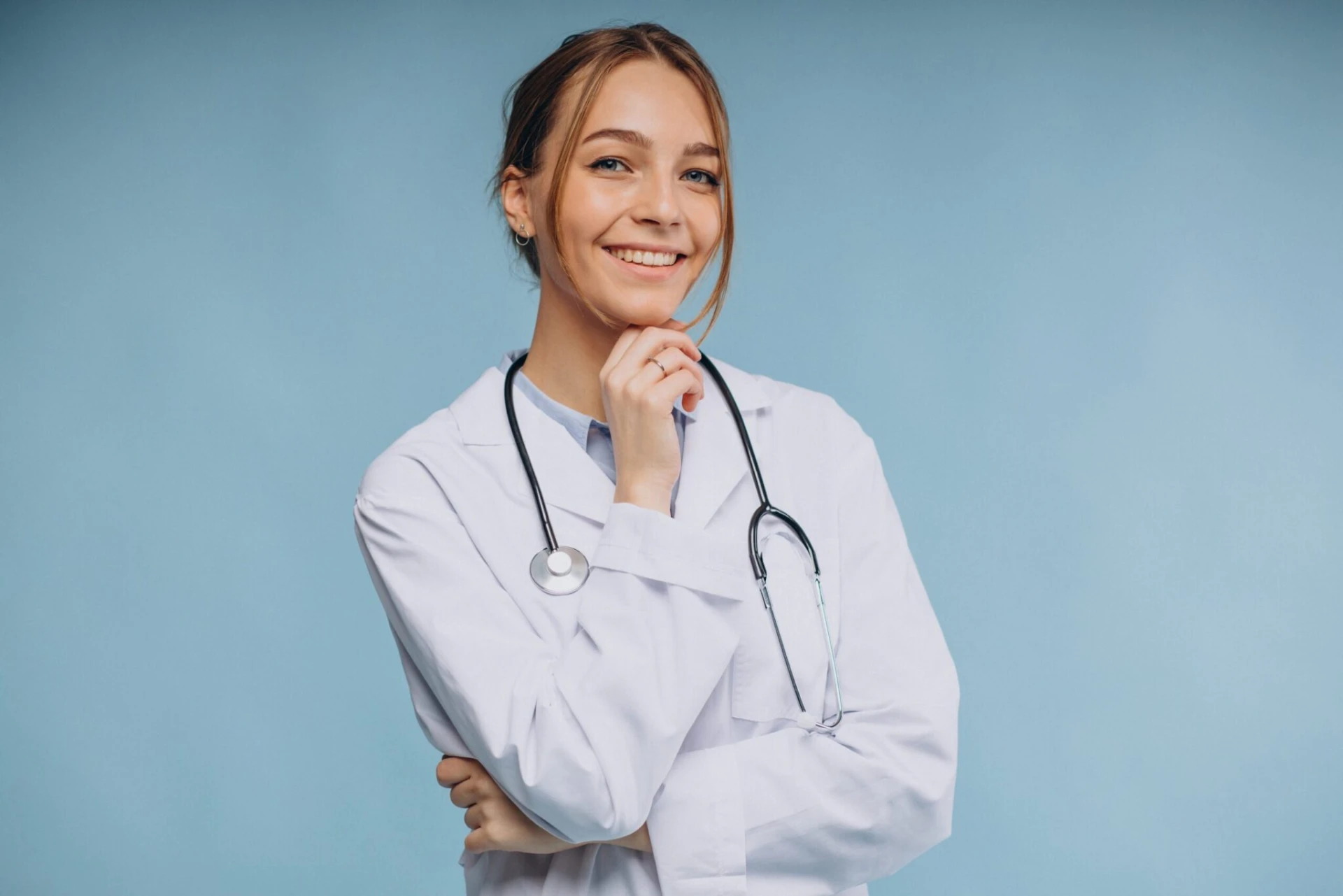 Médica sorrindo em consultório